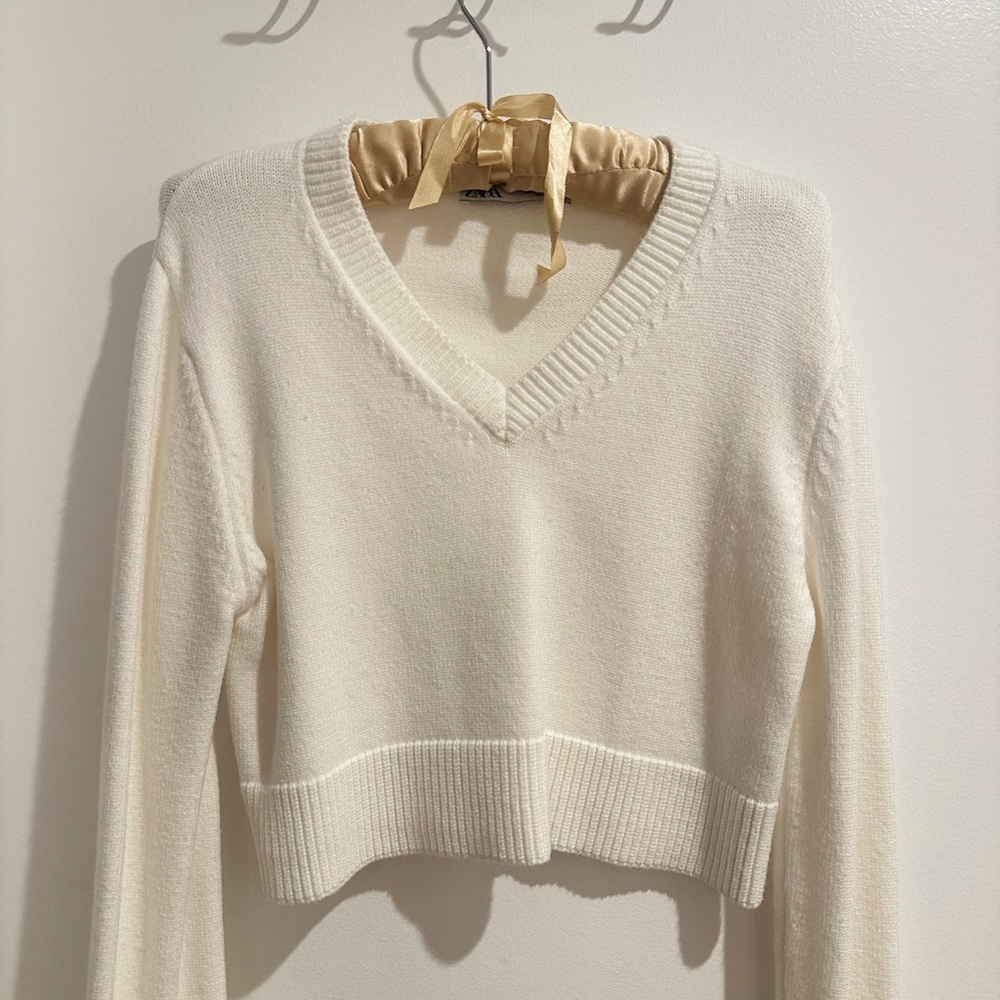 ZARA White V-Neck Cropped Sweater